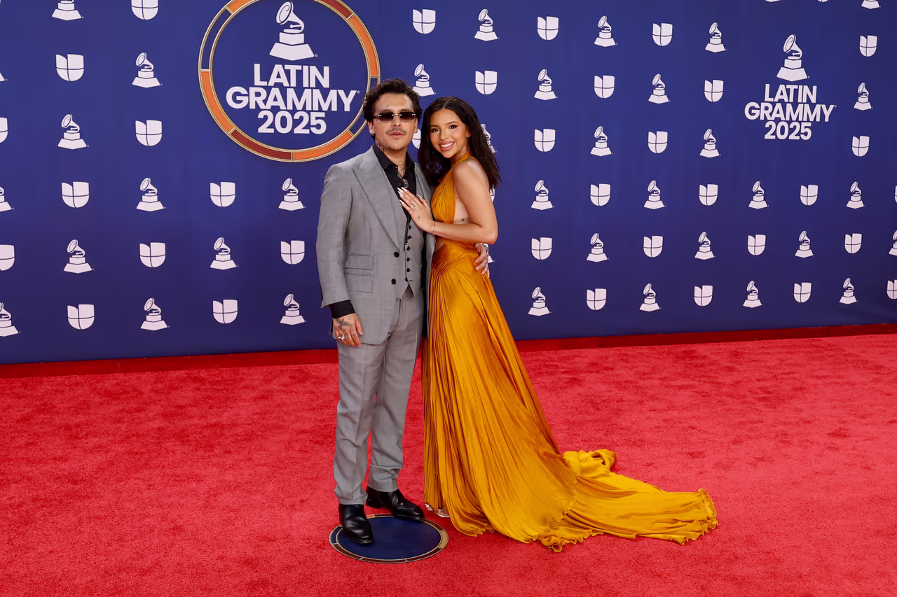 Nodal aclara omisión en Grammy “a su esposa Ángela Aguilar” tras críticas por su discurso