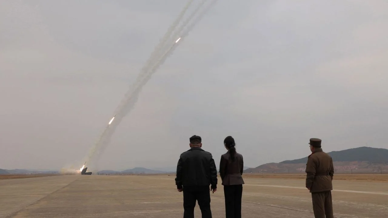 Corea del Norte prueba lanzacohetes de última generación con alcance de 420 km bajo supervisión de Kim Jong Un