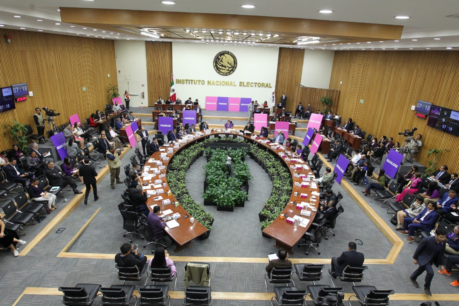 Aprueba Cámara convocatoria para renovar tres consejeros del INE; PRI vota en contra