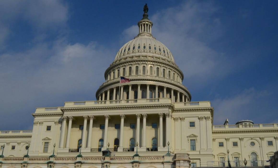 Senado de EU acuerda financiamiento parcial del DHS; Mullin asume como secretario