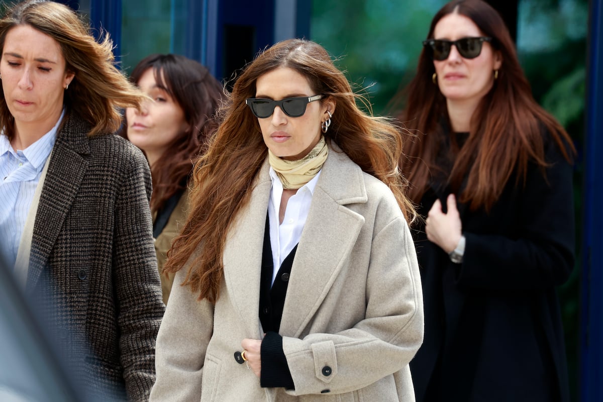 Sara Carbonero despide a su madre en Corral de Almaguer acompañada por Iker Casillas y su pareja