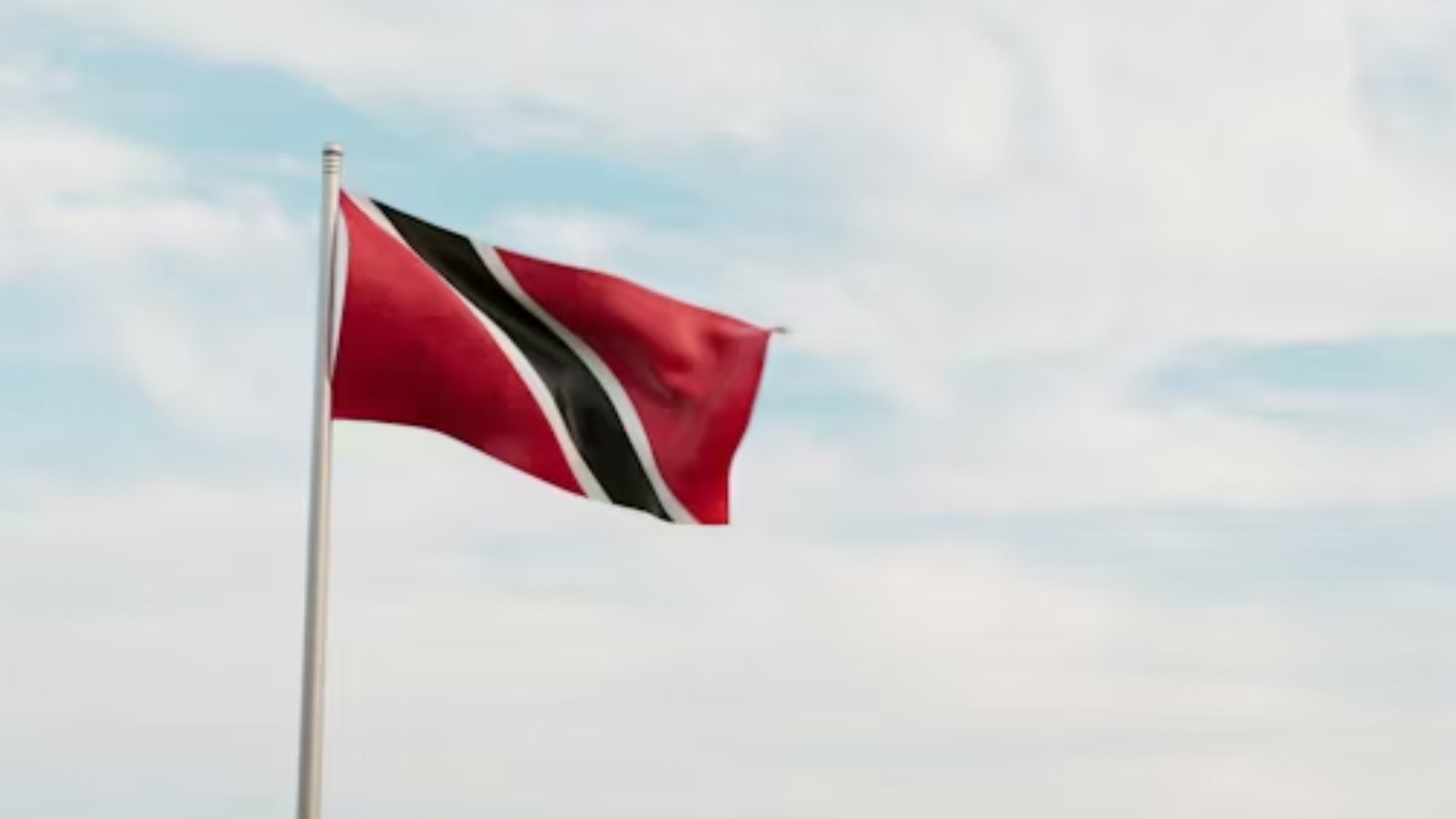 Sismo de 7.4 en Indonesia activa alerta de tsunami; ataques rusos dejan diez muertos en Ucrania y detienen a tres por bomba en París