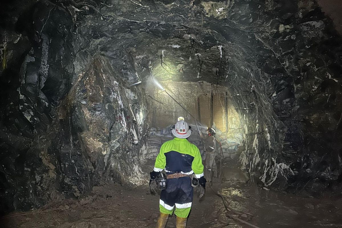 Continúan labores de rescate en mina Santa Fe mientras localizan con vida a operador de dron