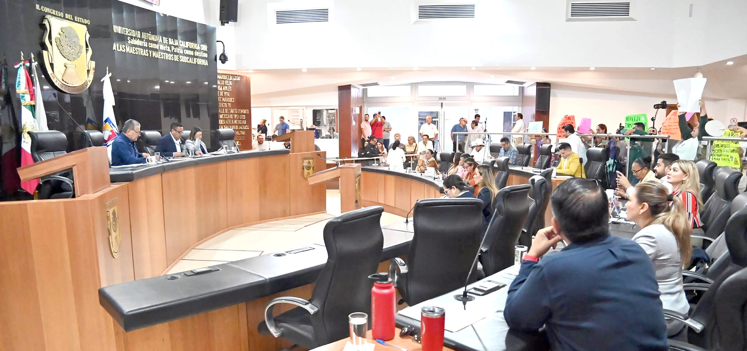 BCS enfrenta crisis por feminicidios, matrimonio infantil y protestas en salud