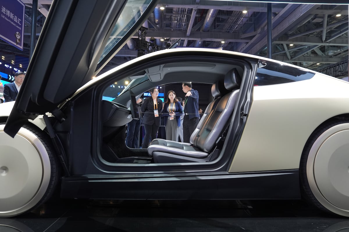 Analistas financieros cuestionan la sobrevaloración de Tesla y especulan sobre fusión con SpaceX