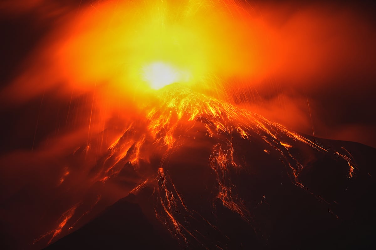 Erupción del Volcán de Fuego en Guatemala obliga a evacuar a 659 personas y activa alerta anaranjada