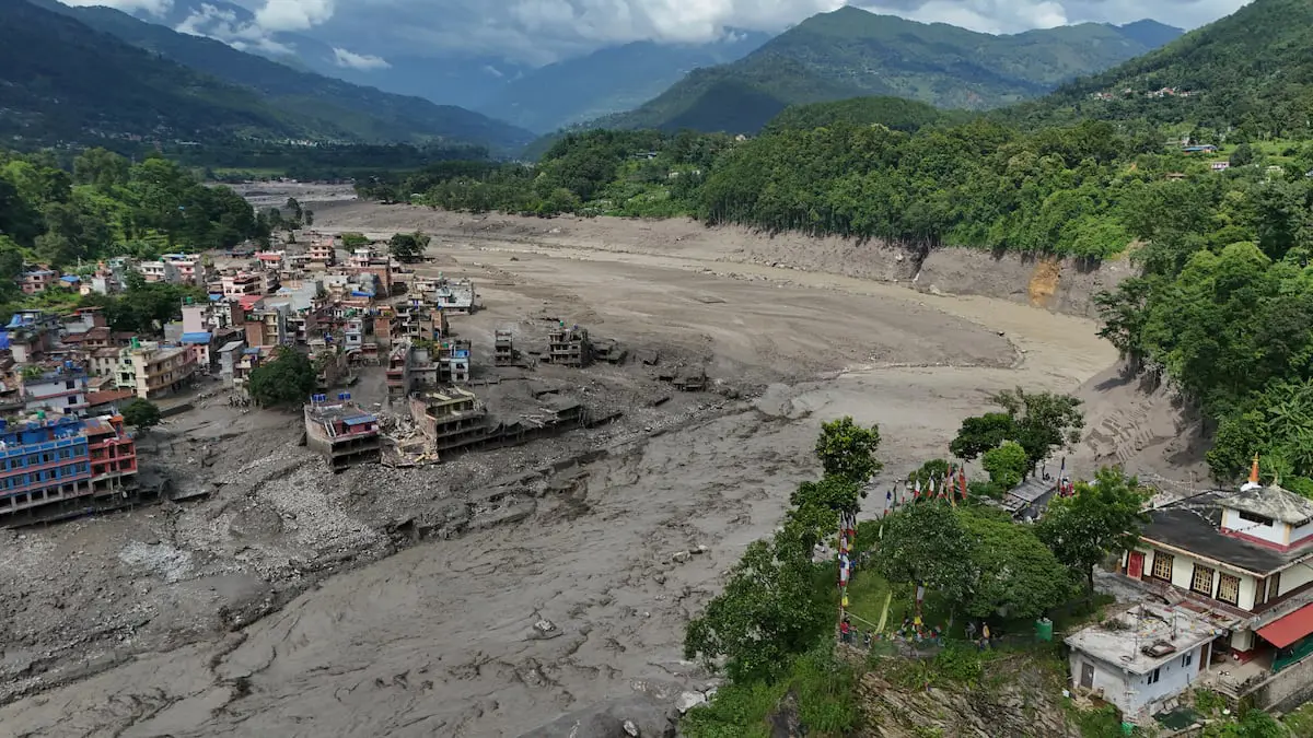 Al menos 160 muertos y más de 700 desaparecidos tras una riada en la frontera entre Nepal y Tíbet